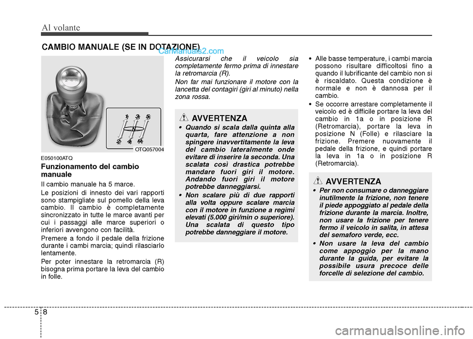 Hyundai H-1 (Grand Starex) 2011 Manuale del proprietario (in Italian) Al volante
8
5
E050100ATQ Funzionamento del cambio
manuale
Il cambio manuale ha 5 marce.
Le posizioni di innesto dei vari rapporti
sono stampigliate sul pomello della leva
cambio. Il cambio è com Hyundai H-1 (Grand Starex) 2011 Manuale del proprietario (in Italian) Al volante
8
5
E050100ATQ Funzionamento del cambio
manuale
Il cambio manuale ha 5 marce.
Le posizioni di innesto dei vari rapporti
sono stampigliate sul pomello della leva
cambio. Il cambio è com