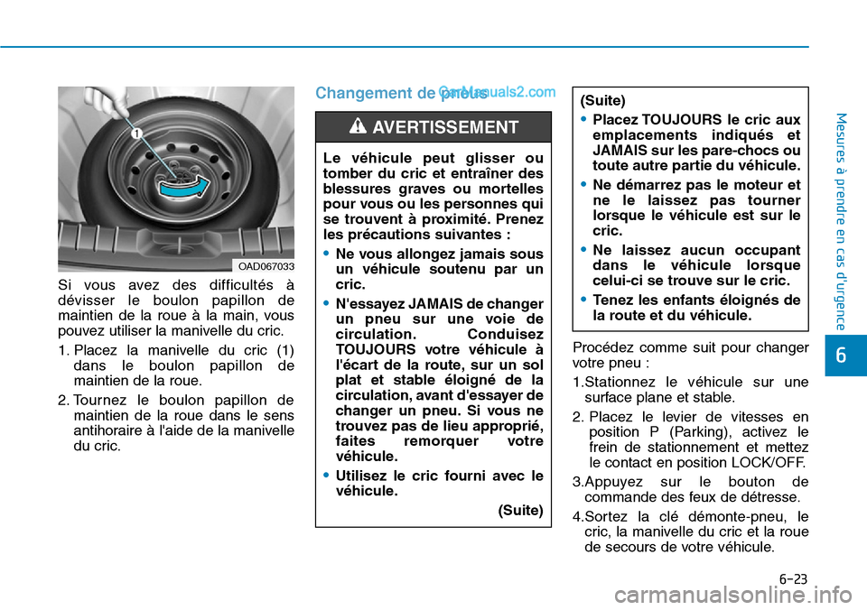 Hyundai Ioniq Plug-in Hybrid 2019  Manuel du propriétaire (in French) 6-23
Mesures à prendre en cas durgence 
6
Si vous avez des difficultés à
dévisser le boulon papillon de
maintien de la roue à la main, vous
pouvez utiliser la manivelle du cric.
1. Placez la man