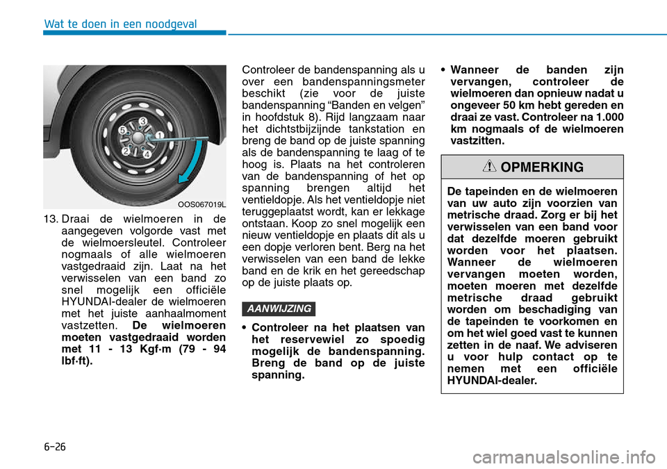 Hyundai Kona 2018 Handleiding (in Dutch) 6-26
Wat te doen in een noodgeval
13. Draai de wielmoeren in deaangegeven volgorde vast met
de wielmoersleutel. Controleernogmaals of alle wielmoeren
vastgedraaid zijn. Laat na het
verwisselen van ee Hyundai Kona 2018 Handleiding (in Dutch) 6-26
Wat te doen in een noodgeval
13. Draai de wielmoeren in deaangegeven volgorde vast met
de wielmoersleutel. Controleernogmaals of alle wielmoeren
vastgedraaid zijn. Laat na het
verwisselen van ee