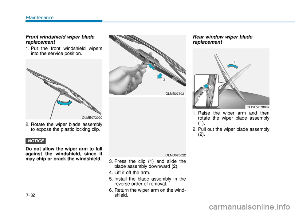 Hyundai Santa Fe 2019  Owners Manual Front windshield wiper bladereplacement
1. Put the front windshield wipers
into the service position.
2. Rotate the wiper blade assembly to expose the plastic locking clip.
Do not allow the wiper arm 