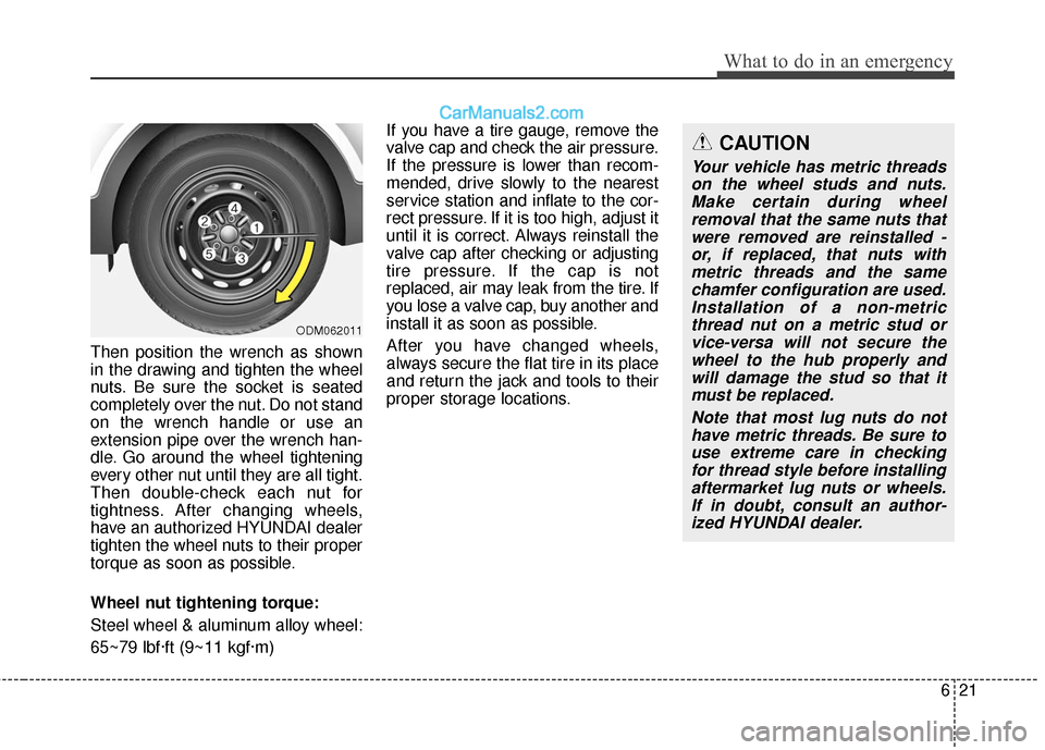 Hyundai Santa Fe 2017  Owners Manual 621
What to do in an emergency
Then position the wrench as shown
in the drawing and tighten the wheel
nuts. Be sure the socket is seated
completely over the nut. Do not stand
on the wrench handle or u