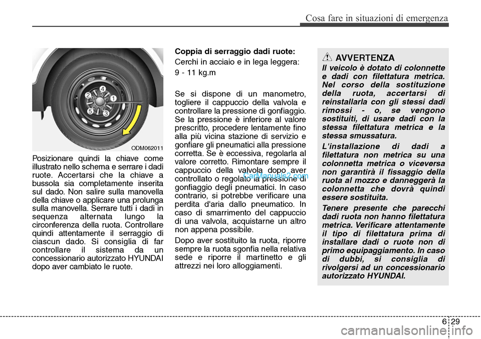 Hyundai Santa Fe 2016 Manuale del proprietario (in Italian) 629
Cosa fare in situazioni di emergenza
Posizionare quindi la chiave come
illustrato nello schema e serrare i dadi
ruote. Accertarsi che la chiave a
bussola sia completamente inserita
sul dado. Non s Hyundai Santa Fe 2016 Manuale del proprietario (in Italian) 629
Cosa fare in situazioni di emergenza
Posizionare quindi la chiave come
illustrato nello schema e serrare i dadi
ruote. Accertarsi che la chiave a
bussola sia completamente inserita
sul dado. Non s
