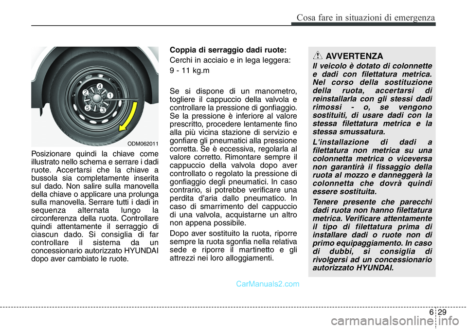 Hyundai Santa Fe 2015 Manuale del proprietario (in Italian) 629
Cosa fare in situazioni di emergenza
Posizionare quindi la chiave come
illustrato nello schema e serrare i dadi
ruote. Accertarsi che la chiave a
bussola sia completamente inserita
sul dado. Non s Hyundai Santa Fe 2015 Manuale del proprietario (in Italian) 629
Cosa fare in situazioni di emergenza
Posizionare quindi la chiave come
illustrato nello schema e serrare i dadi
ruote. Accertarsi che la chiave a
bussola sia completamente inserita
sul dado. Non s