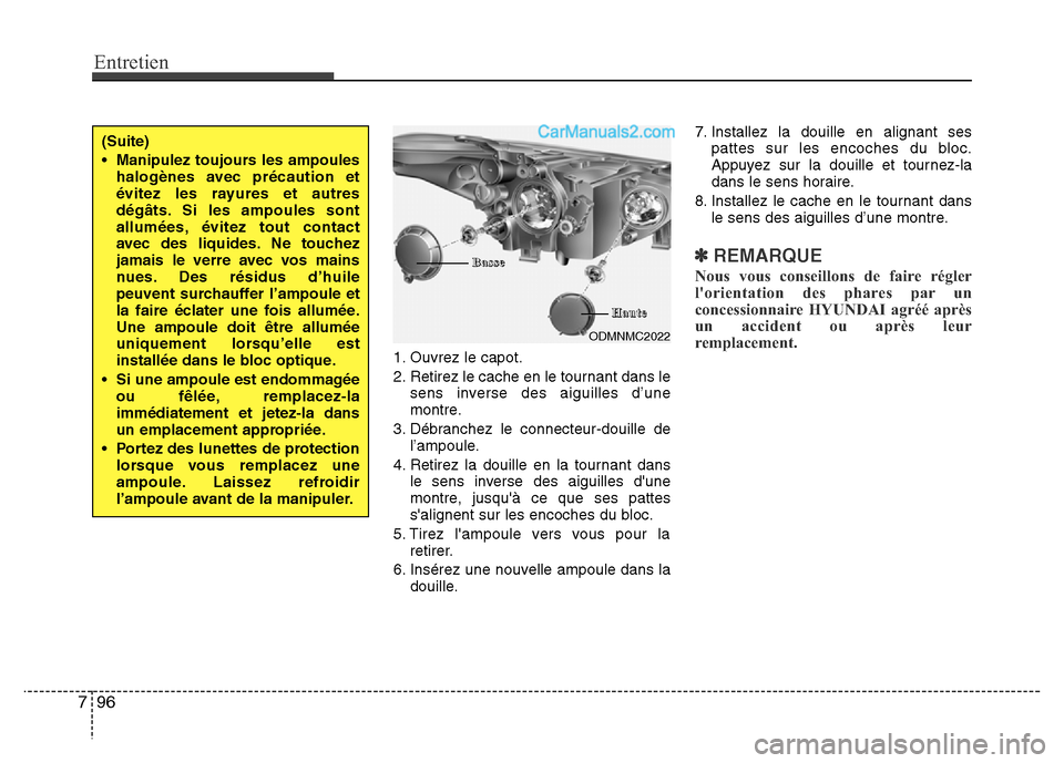 Hyundai Santa Fe 2013  Manuel du propriétaire (in French) Entretien
96 7
1. Ouvrez le capot.
2. Retirez le cache en le tournant dans le
sens inverse des aiguilles d’une
montre.
3. Débranchez le connecteur-douille de
l’ampoule.
4. Retirez la douille en l