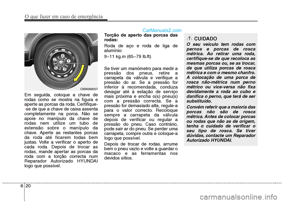 Hyundai Santa Fe 2011 Manual do proprietário (in Portuguese) O que fazer em caso de emergência
20
6
Em seguida, coloque a chave de
rodas como se mostra na figura e
aperte as porcas da roda. Certifique-
-se de que a chave de caixa assenta
completamente na porc Hyundai Santa Fe 2011 Manual do proprietário (in Portuguese) O que fazer em caso de emergência
20
6
Em seguida, coloque a chave de
rodas como se mostra na figura e
aperte as porcas da roda. Certifique-
-se de que a chave de caixa assenta
completamente na porc