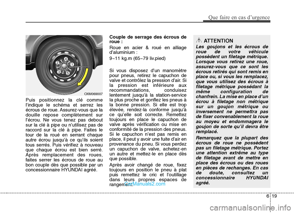 Hyundai Santa Fe 2010 Manuel du propriétaire (in French) 619
Que faire en cas d’urgence
Puis positionnez la clé comme l’indique le schéma et serrez les
écrous de roue. Assurez-vous que ladouille repose complètement sur
l’écrou. Ne vous tenez pas Hyundai Santa Fe 2010 Manuel du propriétaire (in French) 619
Que faire en cas d’urgence
Puis positionnez la clé comme l’indique le schéma et serrez les
écrous de roue. Assurez-vous que ladouille repose complètement sur
l’écrou. Ne vous tenez pas