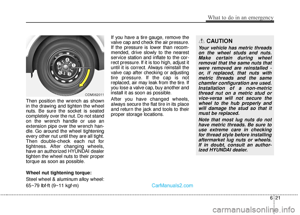 Hyundai Santa Fe Sport 2017  Owners Manual 621
What to do in an emergency
Then position the wrench as shown
in the drawing and tighten the wheel
nuts. Be sure the socket is seated
completely over the nut. Do not stand
on the wrench handle or u