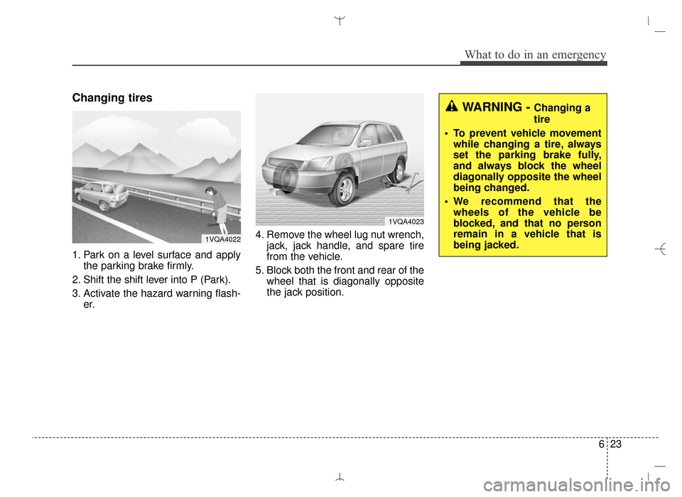 Hyundai Santa Fe Sport 2016  Owners Manual 623
What to do in an emergency
Changing tires 
1. Park on a level surface and applythe parking brake firmly.
2. Shift the shift lever into P (Park).
3. Activate the hazard warning flash- er. 4. Remove