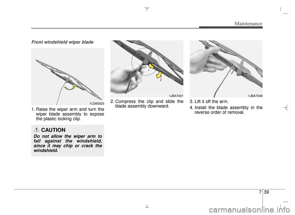 Hyundai Santa Fe Sport 2016  Owners Manual 739
Maintenance
Front windshield wiper blade
1. Raise the wiper arm and turn thewiper blade assembly to expose
the plastic locking clip. 2. Compress the clip and slide the
blade assembly downward. 3. 