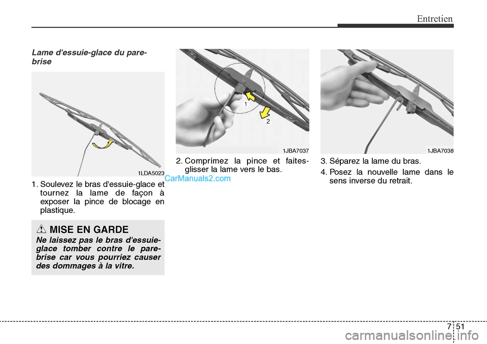 Hyundai Santa Fe Sport 2015  Manuel du propriétaire (in French) 751
Entretien
Lame dessuie-glace du pare-brise
1. Soulevez le bras dessuie-glace et tournez la lame de façon à
exposer la pince de blocage en
plastique. 2. Comprimez la pince et faites-
glisser la