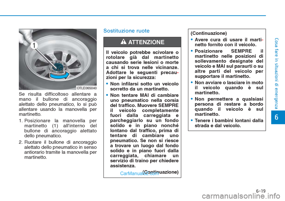 Hyundai Tucson 2019 Manuale del proprietario (in Italian) 6-19
Cosa fare in situazioni di emergenza
6
Se risulta difficoltoso allentare a
mano il bullone di ancoraggio
alettato dello pneumatico, lo si può
allentare usando la manovella per
martinetto.
1. Pos Hyundai Tucson 2019 Manuale del proprietario (in Italian) 6-19
Cosa fare in situazioni di emergenza
6
Se risulta difficoltoso allentare a
mano il bullone di ancoraggio
alettato dello pneumatico, lo si può
allentare usando la manovella per
martinetto.
1. Pos
