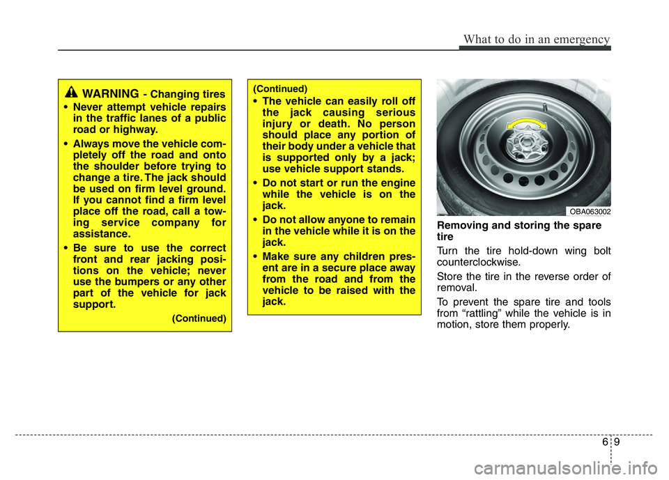 HYUNDAI I10 2014  Owners Manual 69
What to do in an emergency
Removing and storing the spare
tire  
Turn the tire hold-down wing bolt
counterclockwise.
Store the tire in the reverse order of
removal.
To prevent the spare tire and to