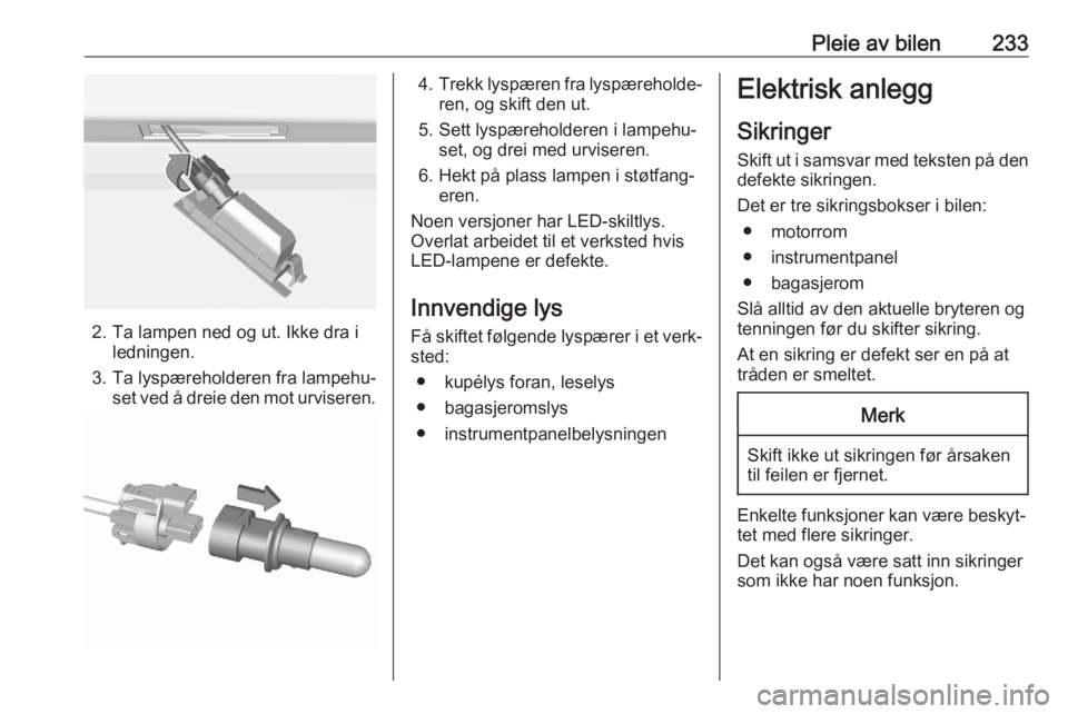 OPEL ASTRA K 2020  Instruksjonsbok Pleie av bilen233
2. Ta lampen ned og ut. Ikke dra iledningen.
3. Ta lyspæreholderen fra lampehu‐ set ved å dreie den mot urviseren.
4.Trekk lyspæren fra lyspæreholde‐
ren, og skift den ut.
5.