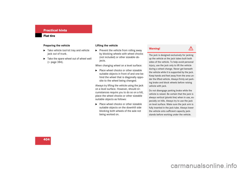 MERCEDES-BENZ S350 2006 W221 Owners Manual 404 Practical hintsFlat tirePreparing the vehicle
Take vehicle tool kit tray and vehicle 
jack out of trunk.

Take the spare wheel out of wheel well 
(page 384).Lifting the vehicle

Prevent the ve