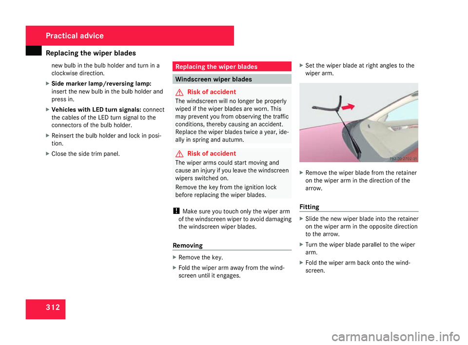 MERCEDES-BENZ C-CLASS SALOON 2007  Owners Manual Replacing the wiper blades
31
2
new bulb in the bulb holder and turn in
a
clockwise direction.
X Side marker lamp/reversing lamp:
insert the new bulb in the bulb holder and
press in.
X Vehicles with L
