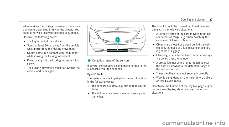 MERCEDES-BENZ E-CLASS COUPE 2022 Manual Online When making
the kicking mo vement, make sure
th at you are standing /rmly on thegr ound. Yo u
could otherwise lose your balance, e.g. on ice.
Obser vethefo llowing no tes:
R The key is behind theve h