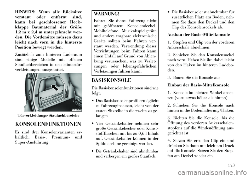 Lancia Voyager 2013  Betriebsanleitung (in German) HINWEIS: Wenn alle Rücksitze
verstaut oder entfernt sind,
kann bei geschlossener Heck-
klappe Baumaterial der Größe
1,2 m x 2,4 m untergebracht wer-
den. Die Vordersitze müssen dazu
leicht nach vo