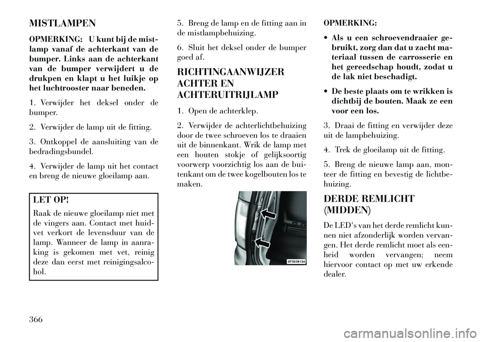 Lancia Voyager 2013 Instructieboek (in Dutch) MISTLAMPEN
OPMERKING: U kunt bij de mist-
lamp vanaf de achterkant van de
bumper. Links aan de achterkant
van de bumper verwijdert u de
drukpen en klapt u het luikje op
het luchtrooster naar beneden.
Lancia Voyager 2013 Instructieboek (in Dutch) MISTLAMPEN
OPMERKING: U kunt bij de mist-
lamp vanaf de achterkant van de
bumper. Links aan de achterkant
van de bumper verwijdert u de
drukpen en klapt u het luikje op
het luchtrooster naar beneden.
