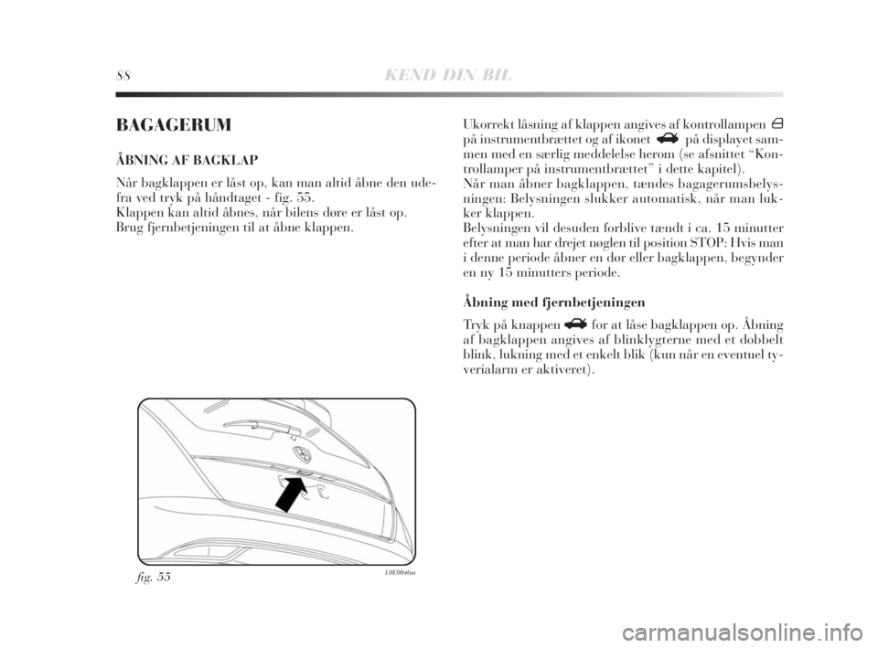 Lancia Delta 2009  Brugs- og vedligeholdelsesvejledning (in Danish) 88KEND DIN BIL
BAGAGERUM
ÅBNING AF BAGKLAP
Når bagklappen er låst op, kan man altid åbne den ude-
fra ved tryk på håndtaget - fig. 55.
Klappen kan altid åbnes, når bilens døre er låst op.
Br