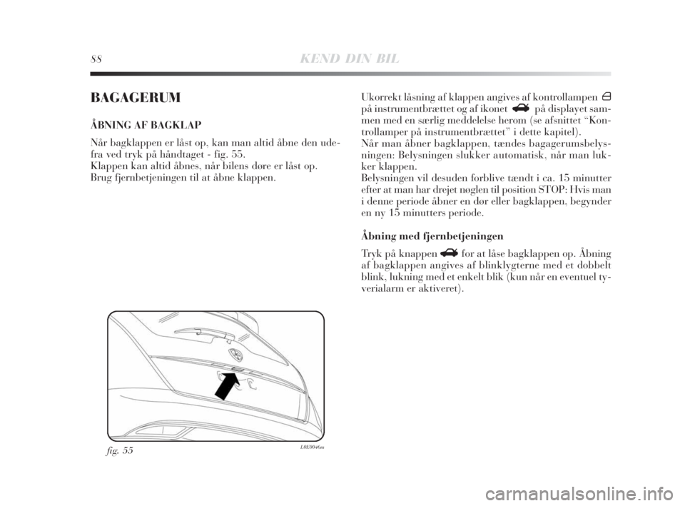Lancia Delta 2008  Brugs- og vedligeholdelsesvejledning (in Danish) 88KEND DIN BIL
BAGAGERUM
ÅBNING AF BAGKLAP
Når bagklappen er låst op, kan man altid åbne den ude-
fra ved tryk på håndtaget - fig. 55.
Klappen kan altid åbnes, når bilens døre er låst op.
Br