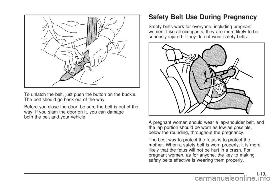 BUICK LESABRE 2005 Owners Guide To unlatch the belt, just push the button on the buckle.
The belt should go back out of the way.
Before you close the door, be sure the belt is out of the
way. If you slam the door on it, you can dama