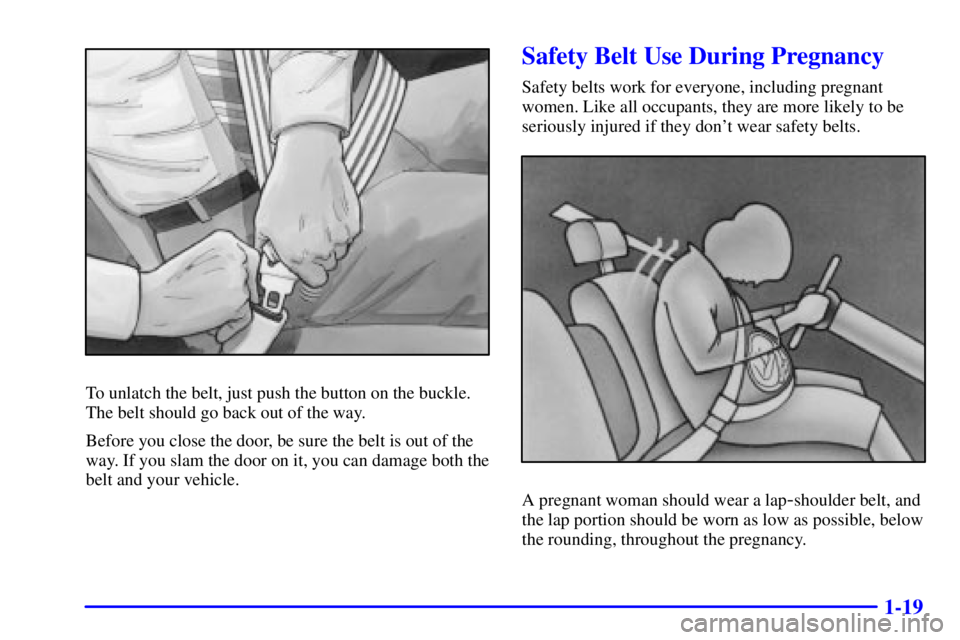 BUICK PARK AVENUE 2000 Owners Guide 1-19
To unlatch the belt, just push the button on the buckle.
The belt should go back out of the way.
Before you close the door, be sure the belt is out of the
way. If you slam the door on it, you can