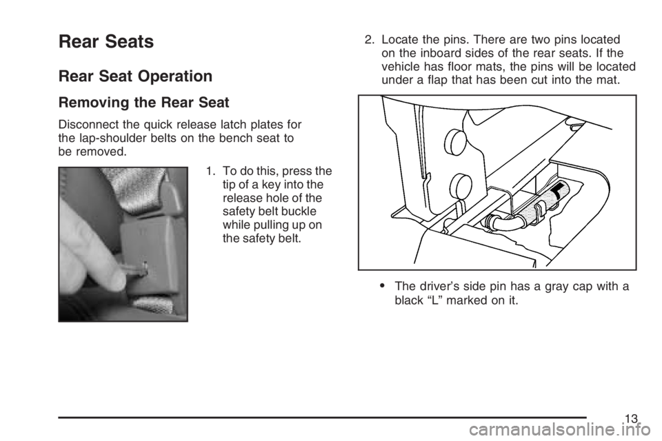 GMC SAVANA 2007 User Guide Rear Seats
Rear Seat Operation
Removing the Rear Seat
Disconnect the quick release latch plates for
the lap-shoulder belts on the bench seat to
be removed.
1. To do this, press the
tip of a key into t