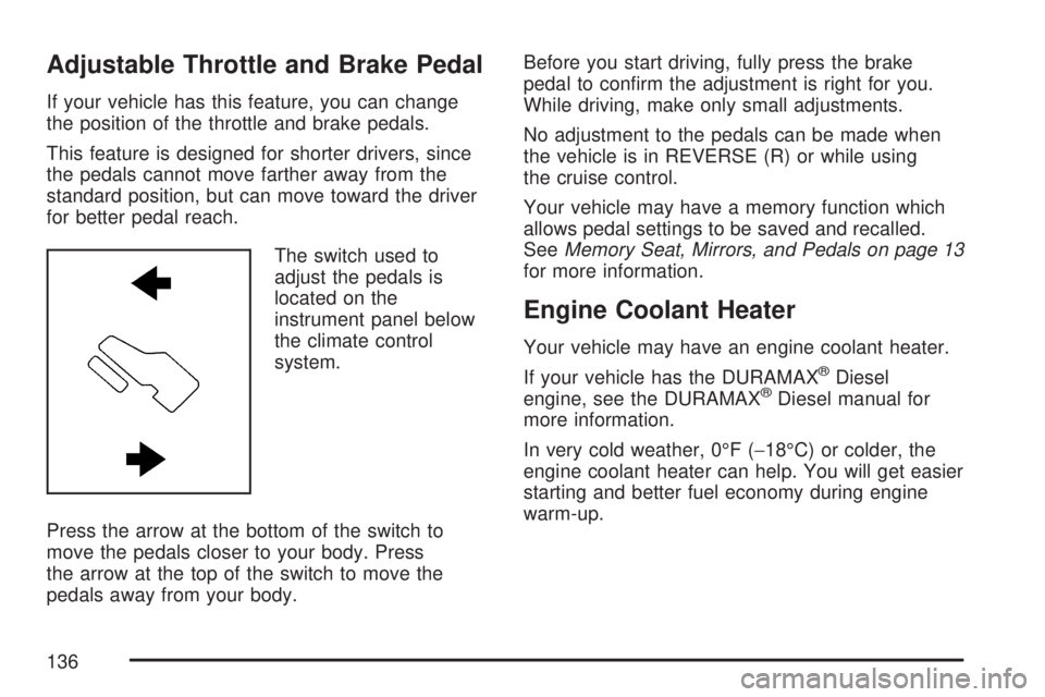 GMC SIERRA 2007  Owners Manual Adjustable Throttle and Brake Pedal
If your vehicle has this feature, you can change
the position of the throttle and brake pedals.
This feature is designed for shorter drivers, since
the pedals canno