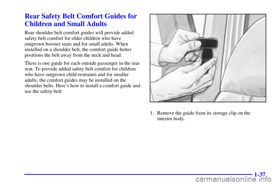 GMC SIERRA 2002 Service Manual 1-37
Rear Safety Belt Comfort Guides for
Children and Small Adults
Rear shoulder belt comfort guides will provide added
safety belt comfort for older children who have
outgrown booster seats and for s