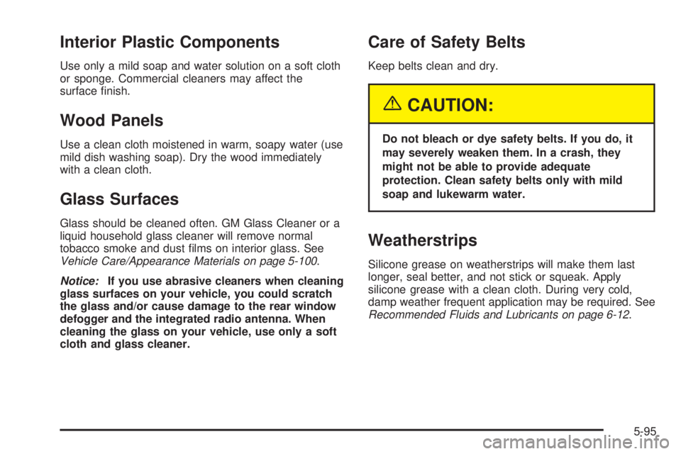 GMC SIERRA DENALI 2005  Owners Manual Interior Plastic Components
Use only a mild soap and water solution on a soft cloth
or sponge. Commercial cleaners may affect the
surface �nish.
Wood Panels
Use a clean cloth moistened in warm, soapy 