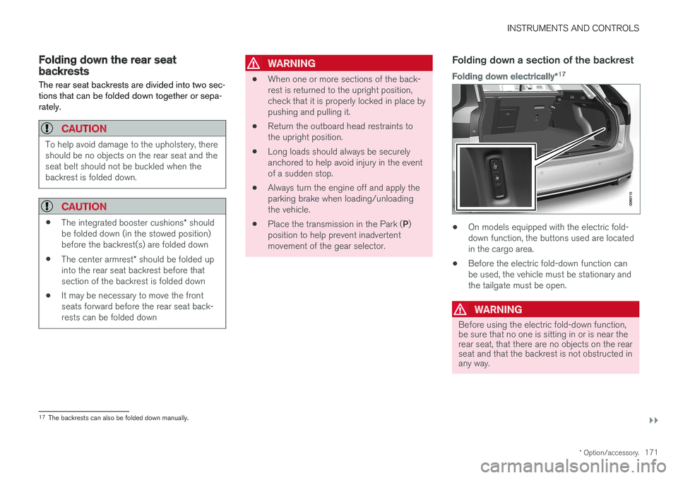 VOLVO V90 CROSS COUNTRY 2017  Owner´s Manual INSTRUMENTS AND CONTROLS
}}
* Option/accessory.171
Folding down the rear seat backrests
The rear seat backrests are divided into two sec- tions that can be folded down together or sepa-rately.
CAUTION