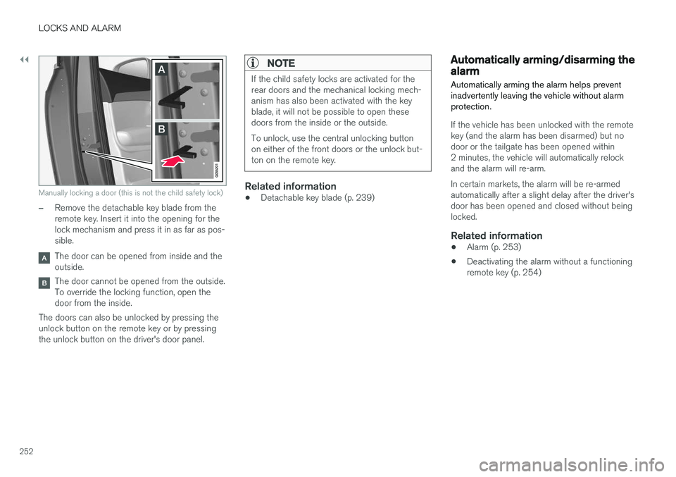 VOLVO XC90 T8 2017  Owner´s Manual ||
LOCKS AND ALARM
252
Manually locking a door (this is not the child safety lock)
–Remove the detachable key blade from the remote key. Insert it into the opening for thelock mechanism and press it