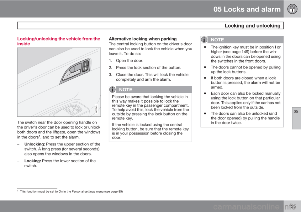 VOLVO C30 2013  Owner´s Manual 05 Locks and alarm
 Locking and unlocking
05
135 Locking/unlocking the vehicle from the
inside
G007451
The switch near the door opening handle on
the driver's door can be used to lock or unlock
bo