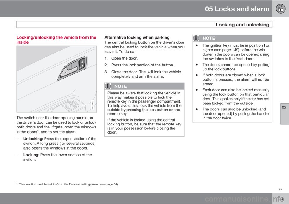 VOLVO C30 2012  Owner´s Manual 05 Locks and alarm
 Locking and unlocking
05

135 Locking/unlocking the vehicle from the
inside
G007451
The switch near the door opening handle on
the driver's door can be used to lock or unlock