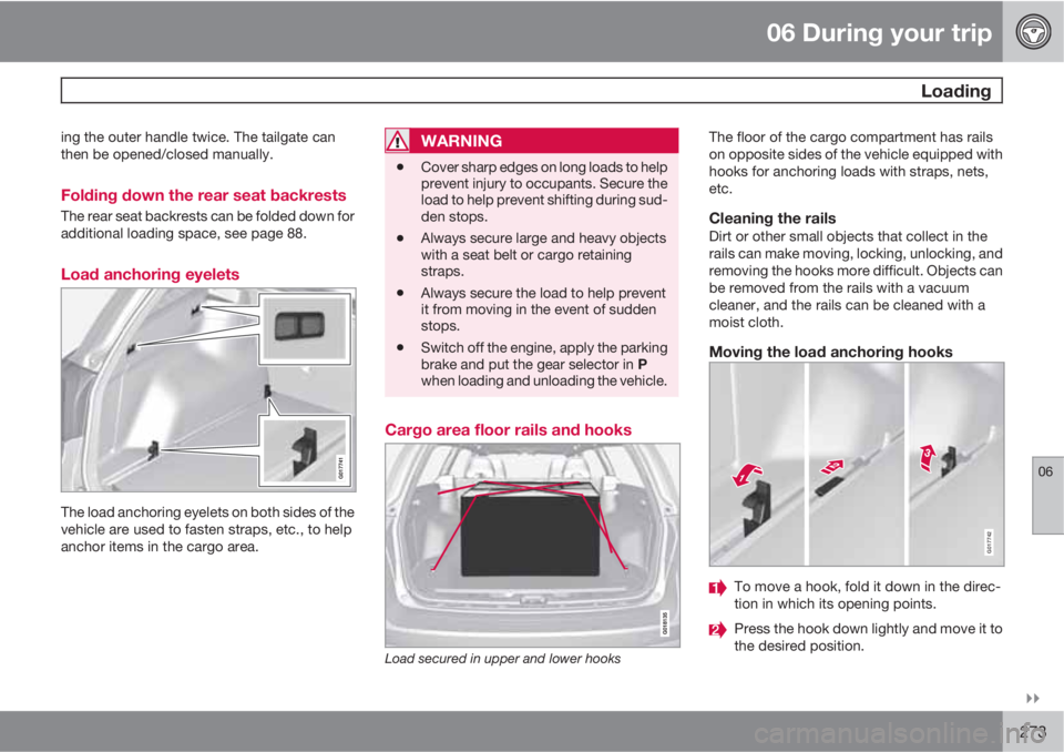 VOLVO XC70 2012  Owner´s Manual 06 During your trip
 Loading
06

273
ing the outer handle twice. The tailgate can
then be opened/closed manually.
Folding down the rear seat backrests
The rear seat backrests can be folded down for
