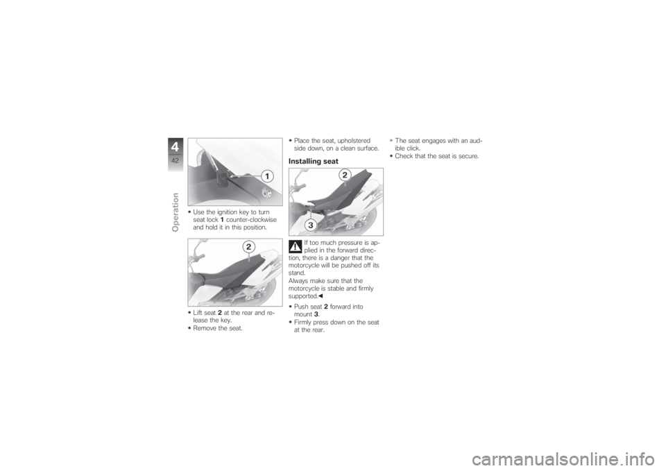 BMW MOTORRAD G 650 XCHALLENGE 2007  Riders Manual (in English) Use the ignition key to turn
seat lock1counter-clockwise
and hold it in this position.
Lift seat2at the rear and re-
lease the key.
Remove the seat.Place the seat, upholstered
side down, on a clean su