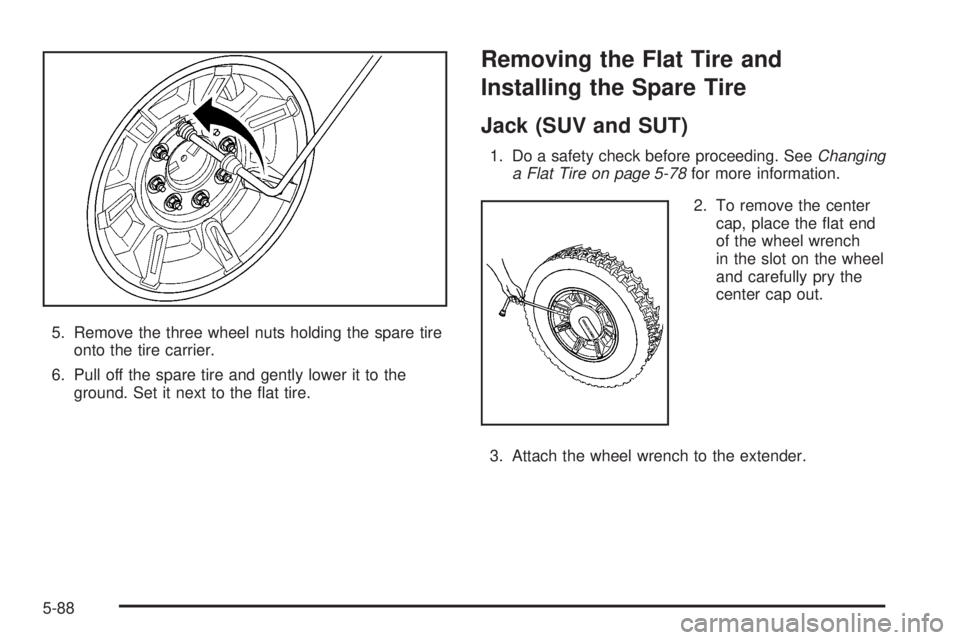 HUMMER H2 2008  Owners Manual 5. Remove the three wheel nuts holding the spare tire
onto the tire carrier.
6. Pull off the spare tire and gently lower it to the
ground. Set it next to the �at tire.
Removing the Flat Tire and
Insta