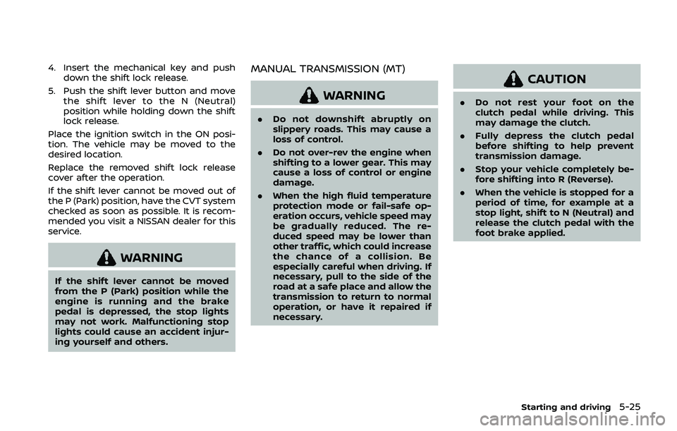 NISSAN QASHQAI 2019  Owner´s Manual 4. Insert the mechanical key and pushdown the shift lock release.
5. Push the shift lever button and move the shift lever to the N (Neutral)
position while holding down the shift
lock release.
Place t