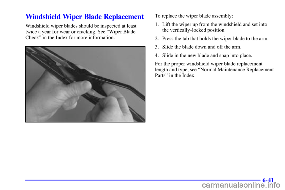 PONTIAC BONNEVILLE 2000  Owners Manual 6-41
Windshield Wiper Blade Replacement
Windshield wiper blades should be inspected at least
twice a year for wear or cracking. See ªWiper Blade
Checkº in the Index for more information.
To replace 
