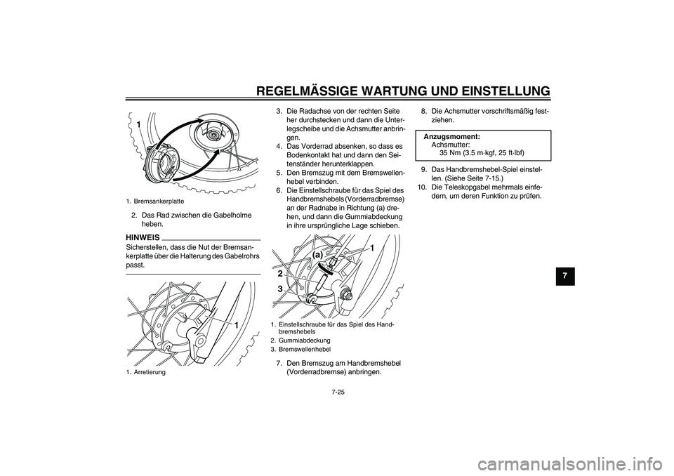YAMAHA PW80 2011  Betriebsanleitungen (in German) REGELMÄSSIGE WARTUNG UND EINSTELLUNG
7-25
7
2. Das Rad zwischen die Gabelholme 
heben.HINWEISSicherstellen, dass die Nut der Bremsan-
kerplatte über die Halterung des Gabelrohrs 
passt.
3. Die Radac
