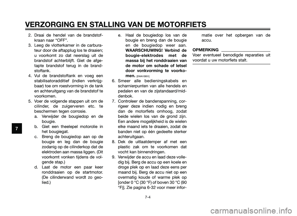 YAMAHA TZR50 2012  Instructieboekje (in Dutch) 2. Draai de hendel van de brandstof-kraan naar “OFF”.
3. Leeg de vlotterkamer in de carbura- teur door de aftapplug los te draaien;
u voorkomt zo dat neerslag uit de
brandstof achterblijft. Giet d