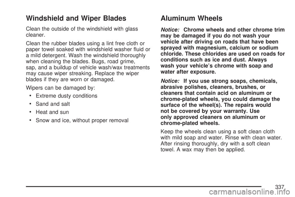 SATURN AURA HYBRID 2007 Owners Guide Windshield and Wiper Blades
Clean the outside of the windshield with glass
cleaner.
Clean the rubber blades using a lint free cloth or
paper towel soaked with windshield washer �uid or
a mild detergen